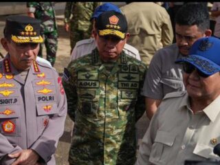 Dampingi Presiden Prabowo Tinjau Pengungsi Banjir di Tapteng, Kapolri Instruksikan Penanganan Cepat dan Terpadu