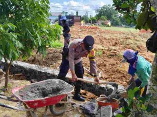 Bhabinkamtibmas Polsek Way Jepara Bersama Warga Braja Asri Gotong Royong Bangun Parit