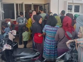 Lurah Brandan Timur Baru Bagikan Bantuan Korban Banjir ke Warga Terdampak