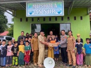 Dukung Keagamaan, Kapolsek Gunung Pelindung Bantu Pengeras Suara di Mushola An-Nur