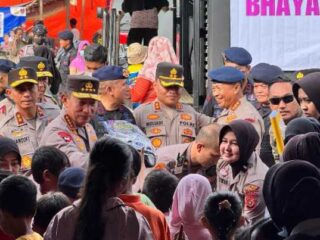 Kapolri Tinjau Posko Pengungsian di Aceh Tamiang, Salurkan Bantuan ke Korban Bencana