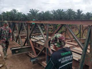 TNI Bangun Empat Jembatan Bailey di Sumbar