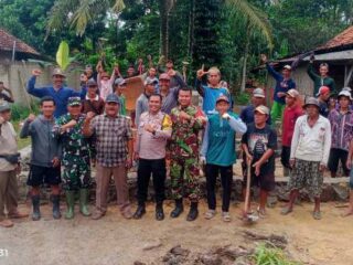 TNI-Polri dan Warga Desa Sriminosari Kolaborasi Bedah Rumah Tak Layak Huni