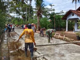 Gelorakan Semangat Gotong-royong, Babinsa Bersama Warga Perbaiki Jalan Hasil Swadaya