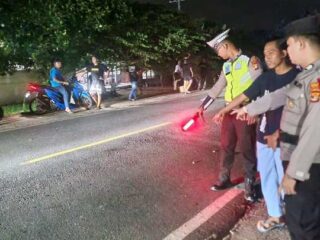 Pospam Simpang Pugung Tanggap Bantu Korban Laka Lantas di Sekampung Udik