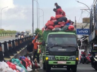 Pemkot Tangsel Angkut Sampah Jalanan Secara Bertahap, Prioritaskan Titik Kritis
