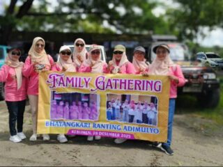 Pererat Silaturahmi, Ketua Bhayangkari Ranting Adimulyo Gelar Family Gathering di Pesisir Kebumen