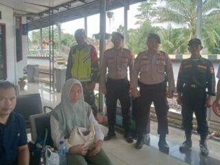 Amankan Nataru, Polres Way Kanan Tingkatkan Patroli dan Sosialisasi Layanan 110 di Stasiun Kereta Api