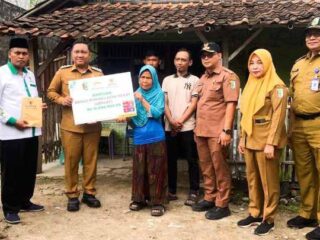 Wakil Bupati Pesawaran Serahkan Bantuan BERKAT Baznas di Desa Bagelen