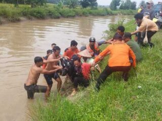 Diduga Tenggelam, Polsek Batanghari Evakuasi Mayat Pria Dari Saluran Irigasi Desa Bumiharjo