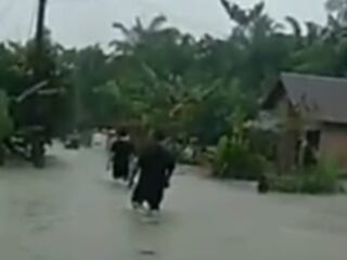DPC PDIP Langkat Salurkan Bansos Korban Banjir di Pelawi Selatan