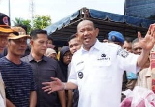 Lewati Akses Terputus, Syah Afandin Hadiri Warga Terisolir dan Pastikan Bantuan Merata