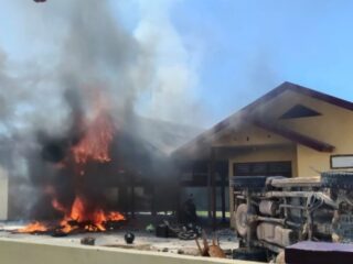 Breaking News! Polsek Muara Batang Gadis Dibakar Massa