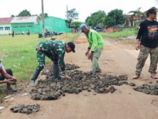 Babinsa Bersama Masyarakat Bersatu, Timbun Jalan Rusak: Wujud Kepedulian dan Gotong Royong