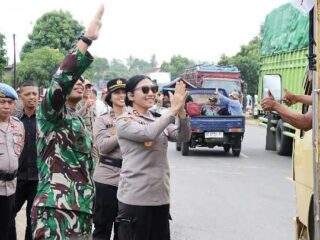 Dandim Bersama Kapolres Kawal Aksi Damai Konflik Gajah Desa Penyangga TNWK
