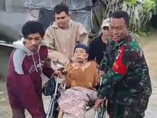 Banjir Terus Berulang, Aparat Terjang Arus Deras Selamatkan Lansia di Desa Cikande