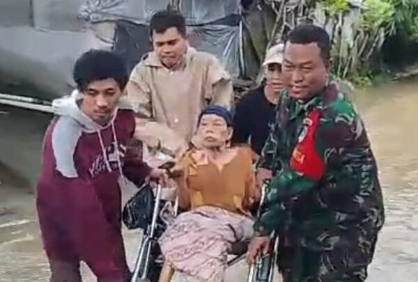 Banjir Terus Berulang, Aparat Terjang Arus Deras Selamatkan Lansia di Desa Cikande
