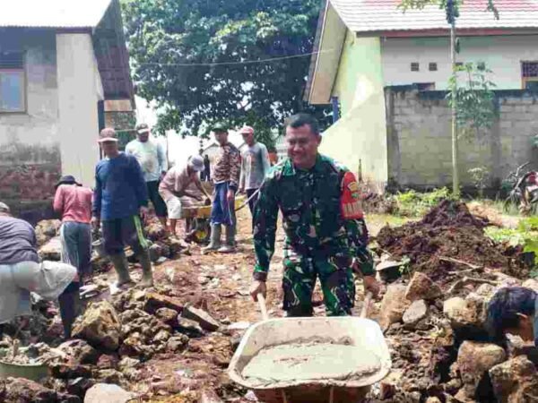 Perkuat Kemanunggalan TNI dan Rakyat, Sertu Sarjono Pelopori Kegiatan Gotong Royong