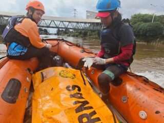 Tim SAR Gabungan Temukan Korban Tenggelam di Aliran Kali Ciliwung