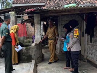 Bhabinkamtibmas Polsek Pekalongan Dukung Program STBM di Desa Gantimulyo