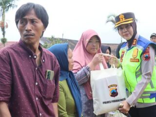 Polres PurbaIingga Salurkan Bantuan Sembako, Tas dan Buku di Pengungsian