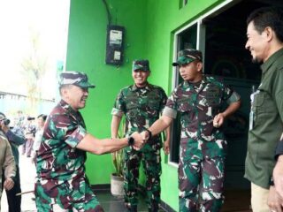 Dandim Sambut Pangdam XXI/Radin Inten Pada Kegiatan Gerakan Bersatu Dengan Alam di TNWK