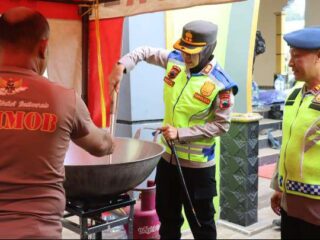Kapolres Purbalingga Bantu Masak di Dapur Lapangan, Siapkan Makanan Warga Terdampak Bencana