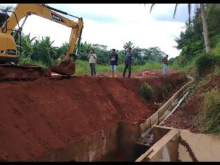Tanggul Saluran Way Bumi Agung Tergerus, Kini Mulai Diperbaiki