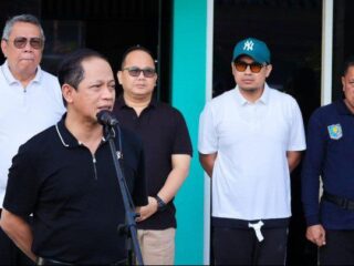Menteri LH Bersama Benyamin dan Pilar Bersihkan Sampah di Jalan Raya Serpong Tangsel 