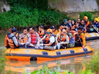 Tangani Pencemaran, Wakil Wali Kota Tangsel Susuri Kali Jaletreng hingga Tabur Karbon Aktif