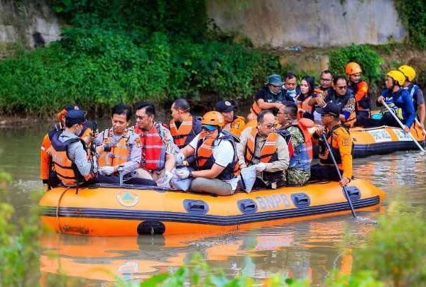 Tangani Pencemaran, Wakil Wali Kota Tangsel Susuri Kali Jaletreng hingga Tabur Karbon Aktif