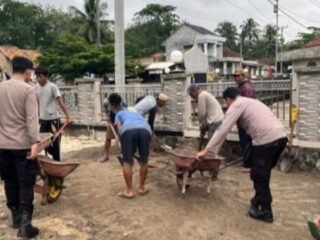 Sambut Ramadhan, Polsek Blambangan Umpu dan Warga Gotong Royong di Masjid Baitul Muttaqin