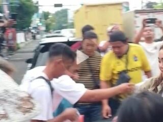 PSI Solo Turun ke Jalan, Ratusan Paket Takjil Ludes Diserbu Pengendara