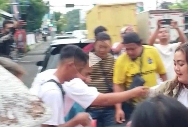 PSI Solo Turun ke Jalan, Ratusan Paket Takjil Ludes Diserbu Pengendara