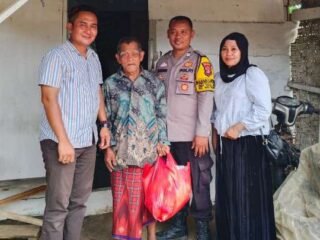 Bhabinkamtibmas Polsek Way Bungur Donasikan Gaji Sebulan Untuk Bantu Mbah Solekan dan Pairan