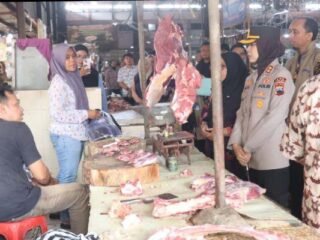 Polres Purbalingga Bersama Stakeholder Cek Harga Bapokting di Pasar Segamas