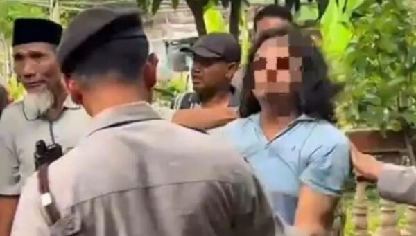 Gunakan Taser Gun, Polres Ngawi Lumpuhkan Pemuda Ngamuk Bawa Sajam