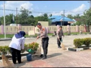 Polsek Pangkalan Susu Gotong Royong Bersih-Bersih di Halaman Mapolsek