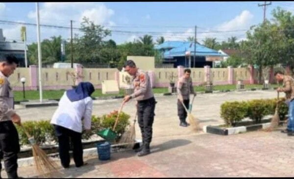 Polsek Pangkalan Susu Gotong Royong Bersih-Bersih di Halaman Mapolsek