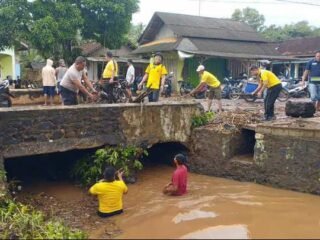 Polsek Mataram Baru Pelopori Gotong Royong Bersihkan Sungai dan Area Terdampak Banjir di Desa Teluk Dalem