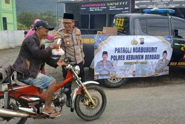 Patroli Ngabuburit, Polsek Karangsambung Bagikan 100 Paket Takjil