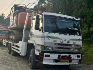 Polda Sumut Angkut 2 Unit Ekskavator Dari Lokasi Tambang Emas Ilegal di Mandailing Natal