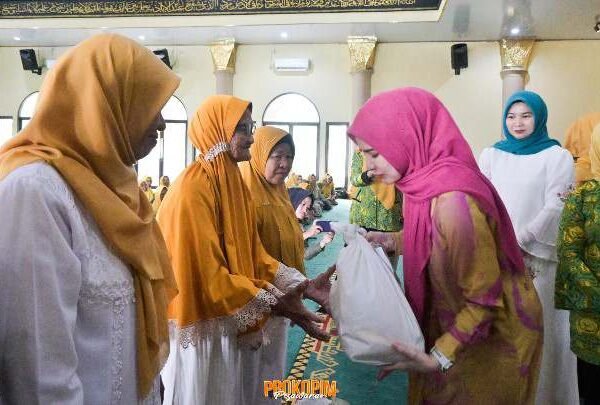 Pengajian Akbar Al-Hidayah Pesawaran Berbagi Bersama Anak Yatim dan Dhuafa di Bulan Suci