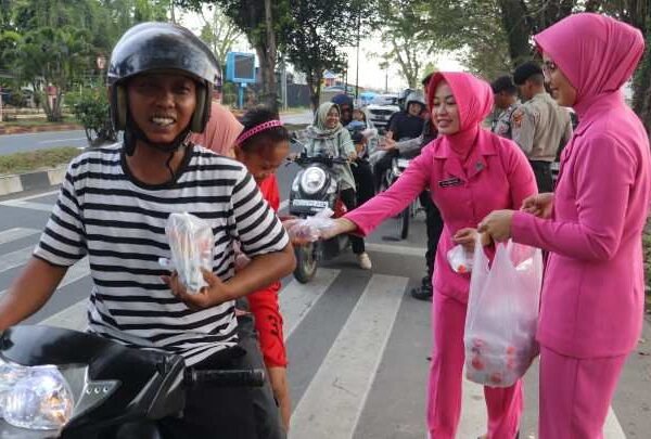 Ramadhan Berkah, Polres Langkat Bagikan 200 Takjil ke Penguna Jalan