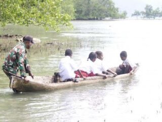 Satgas TMMD ke-127 Kodim 1804/Kaimana Antar Anak Kampung Marsi ke Sekolah Lewat Jalur Laut