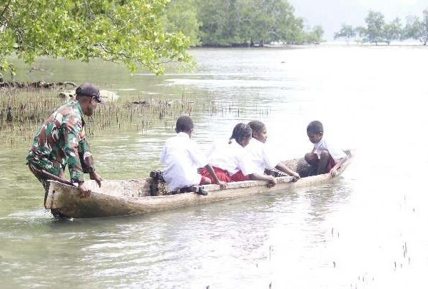 Satgas TMMD ke-127 Kodim 1804/Kaimana Antar Anak Kampung Marsi ke Sekolah Lewat Jalur Laut