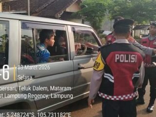 Polres Lampung Timur Bagikan Takjil di Pasar Sumbersari, Wujud Kepedulian di Bulan Ramadhan