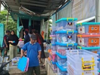 Bantu Warga Terdampak Banjir, Pemkot Tangsel Salurkan Ratusan Paket Logistik