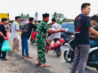 Babinsa Bersama Pemdes Siraman Sinergi Berbagi Takjil
