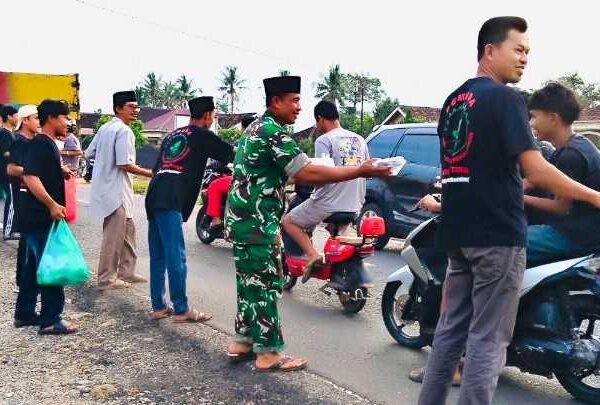 Babinsa Bersama Pemdes Siraman Sinergi Berbagi Takjil